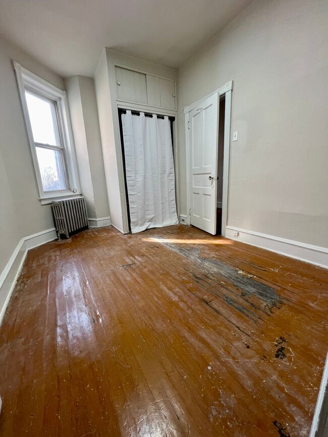 Building Photo - Stunning 3-Bedroom Townhome in Kingsessing! Available mid-April!