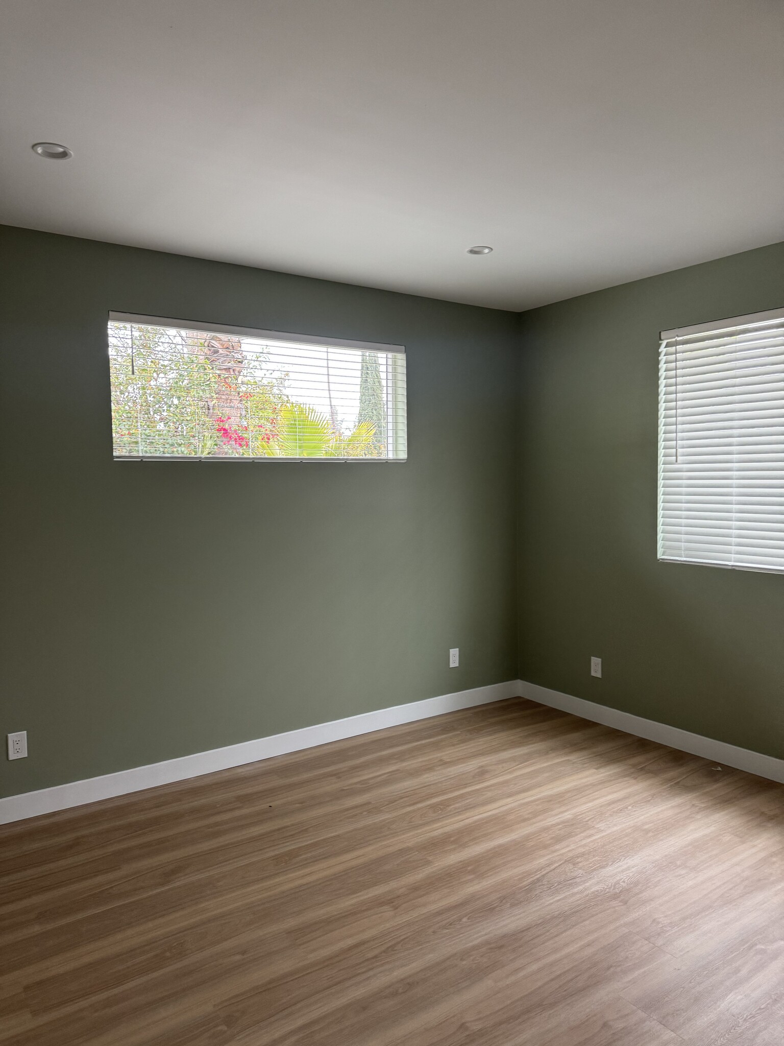 Brand new fox wood blinds in all rooms - 19801 Gilmore St