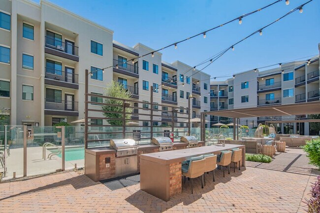 Building Photo - 730 E Marlette Ave