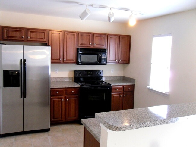Building Photo - Beautiful 4bd/2.5bth home with an open lay...