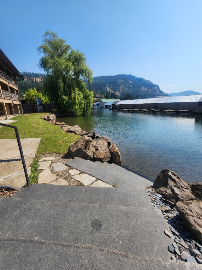 Building Photo - Bayview Lakeside Charmer