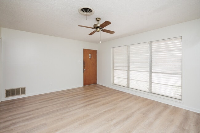 Building Photo - 1137 Bradshaw Dr