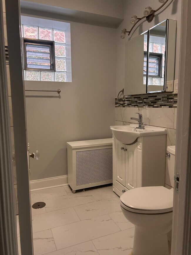 Building Photo - 1263 W Thorndale Ave