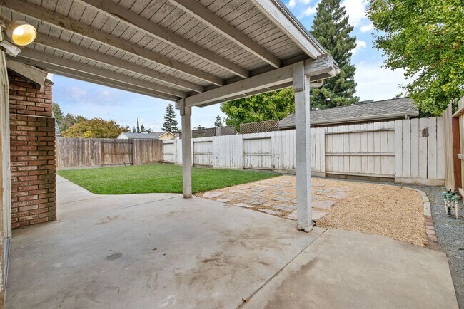 Building Photo - NW Visalia Home Coming Soon!