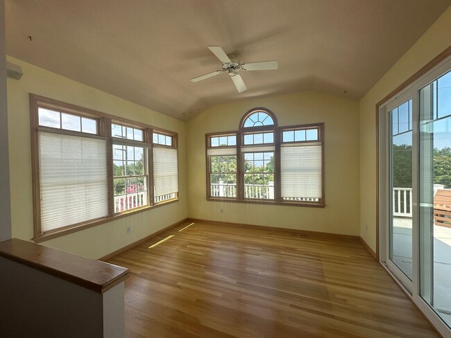 Building Photo - Large Home off Bay Drive in Kill Devil Hills