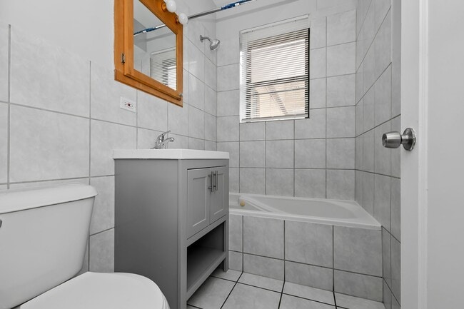 Building Photo - Beautiful 2 Bedroom in South Shore