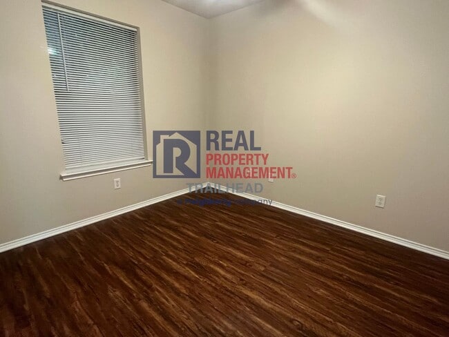 Building Photo - Welcoming - 3 Bed/2 Bath - Move In Ready!