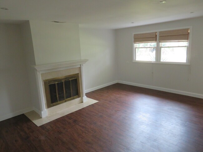 Building Photo - 932 Brantwood Ave