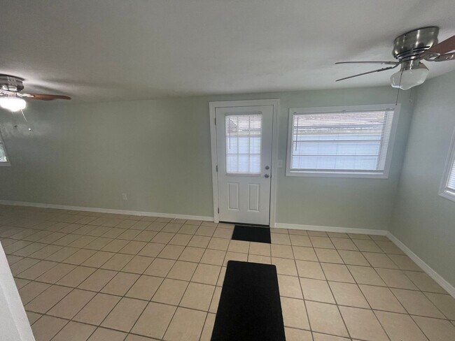 Building Photo - Spacious 2 bedroom, 1 bathroom home Availa...