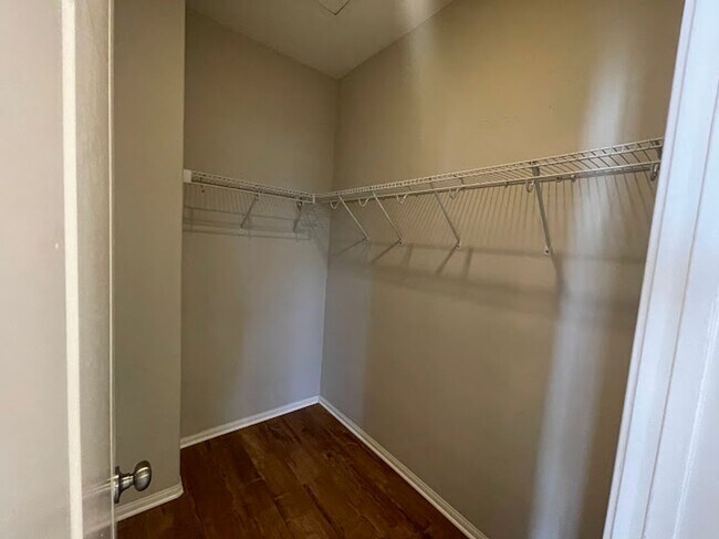 Building Photo - Stunning 2 bed 2.5 bath Solar Powered Town...