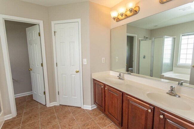 Building Photo - 384 Esher Ct