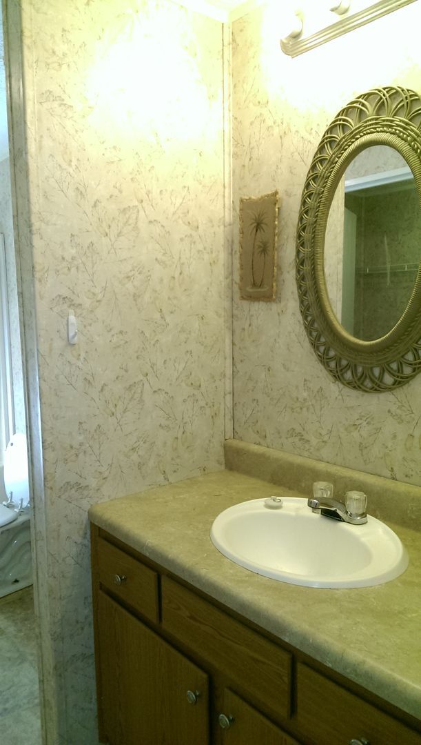 Building Photo - 3 Bed 2 Bath w/ HUGE screen porch on partially FENCED 1/3 Acre!