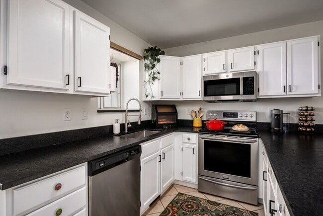 Building Photo - Stunning Townhome with Mountain Views in R...