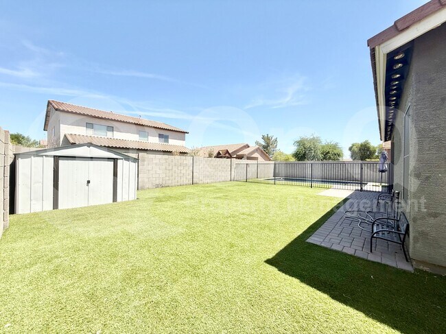 Building Photo - 960 E Chelsea Dr