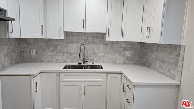 Building Photo - 330 Cameron Pl