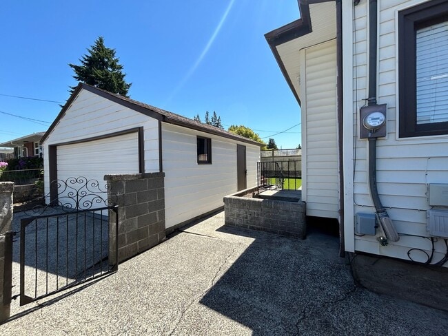 Building Photo - Rare opportunity to live in a stunning 5 B...