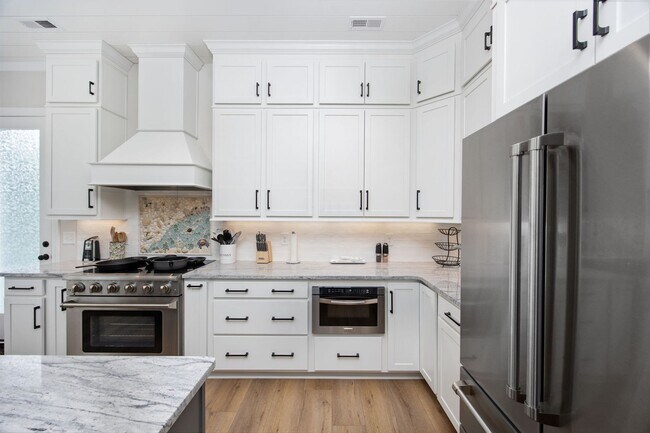 Building Photo - Gorgeous Custom Home Available for Snowbir...