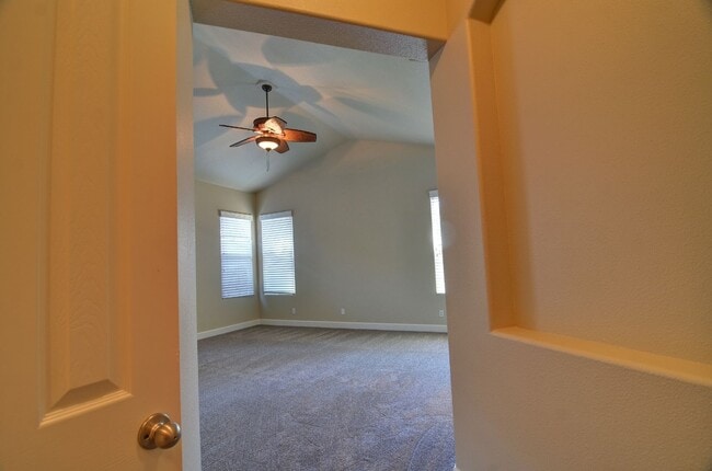 Building Photo - Immaculate Home off of Shepherd & Locan