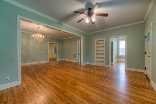 Building Photo - AVAILABLE AUGUST: Gorgeous, Remodeled 4 bed / 3 bath Hyde Park Area Home