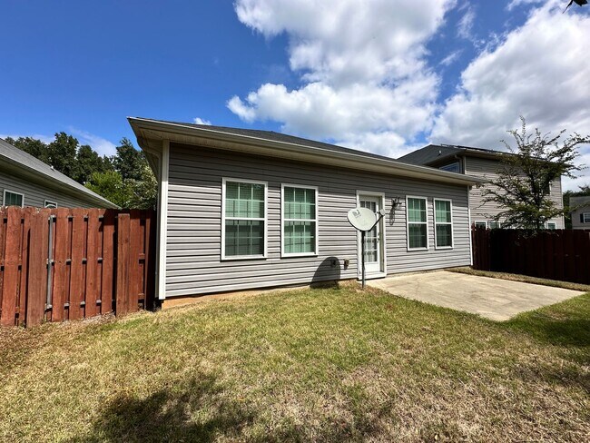 Building Photo - 3 bed/2 bath home with 1-car garage for re...