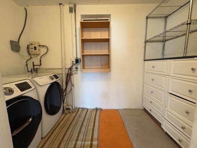 Building Photo - 1032 NE 16th Terrace