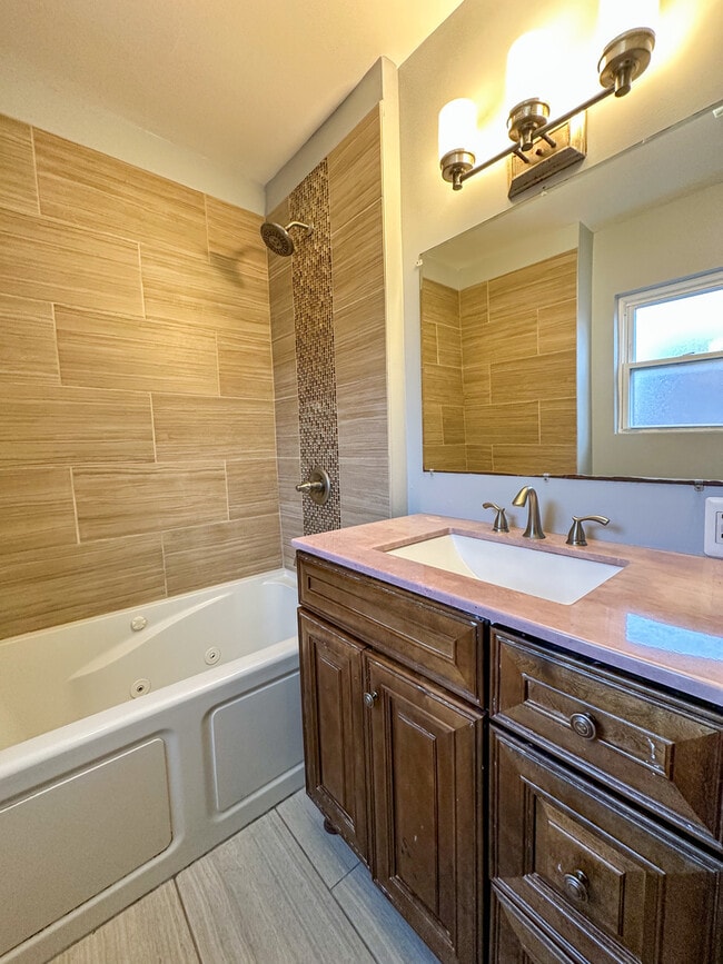 Building Photo - 6058 S Richmond St