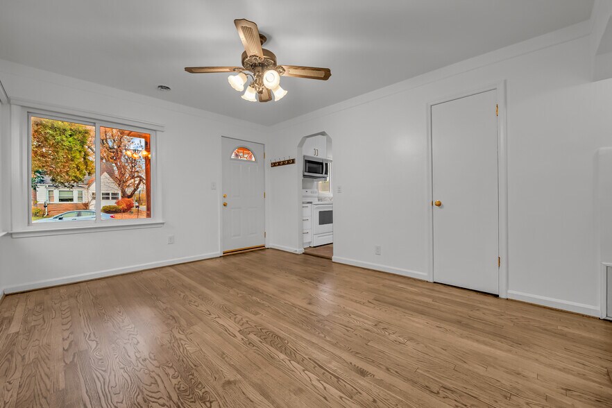 Building Photo - 1824 Wordsworth St