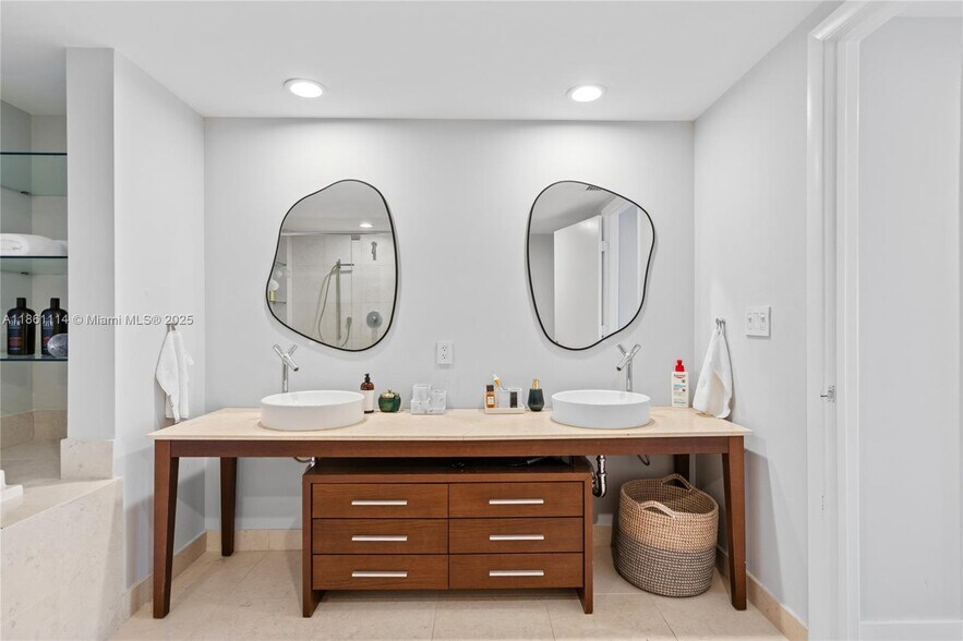 Building Photo - 465 Brickell Ave