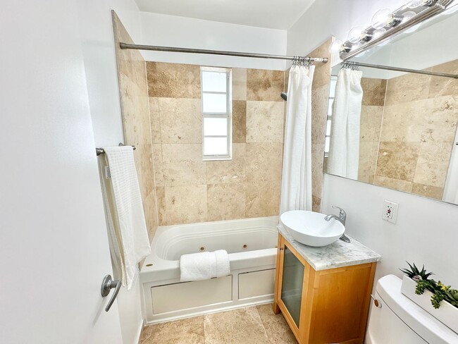 Building Photo - LARGE 1 BEDROOM FULLY FURNISHED IN WATERFR...