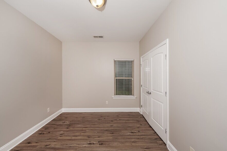 Building Photo - 1140 Overlook Dr