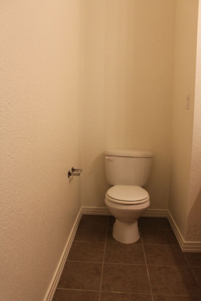 Building Photo - Beautiful 3 BR/3 1/2 BA Townhouse in Stonegate!!