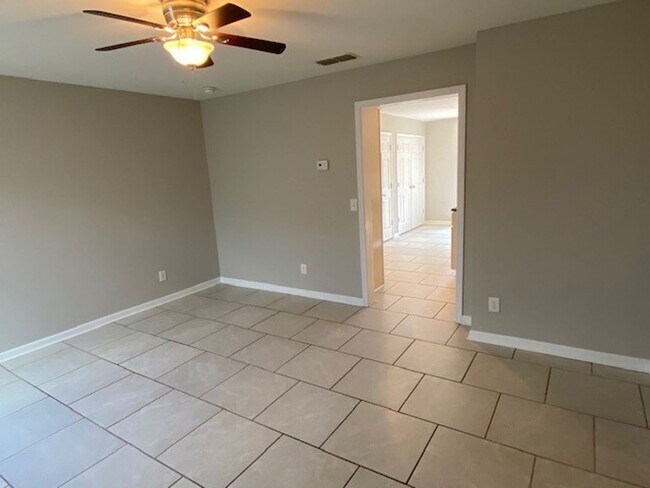 Building Photo - Convenient location in Murfreesboro