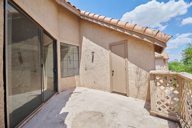 Building Photo - 2 Bed / 2 Bath Condo with Garage in Centra...