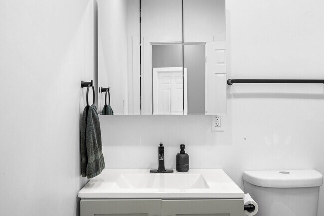 Building Photo - 906 Villa Ave