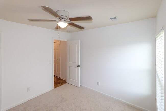 Building Photo - 31 Southfork Dr