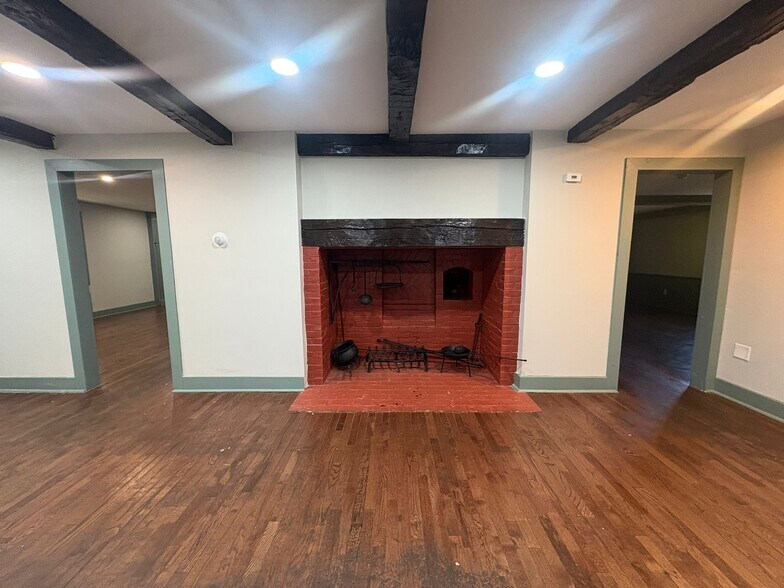 Building Photo - 2860 Whitney Ave