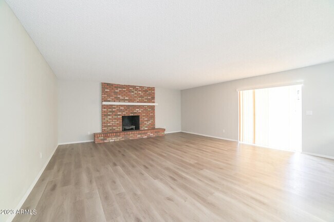 Building Photo - 10347 W Hazelwood Ave