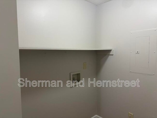 Building Photo - 402 Commons Dr