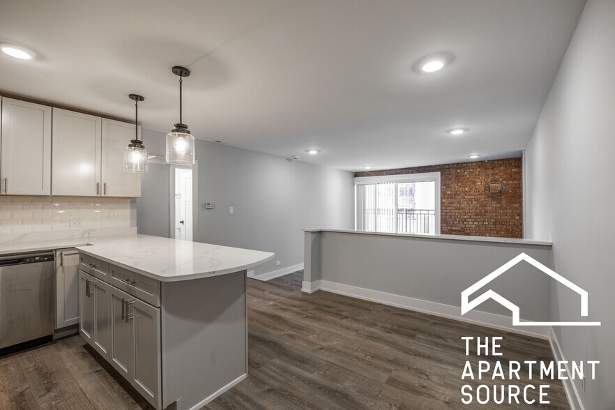 Building Photo - 1214 N La Salle Dr