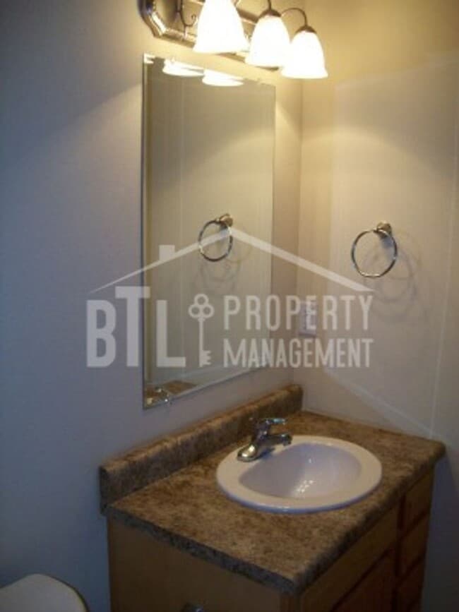 Building Photo - Beautiful Duplex in Forsyth, MO