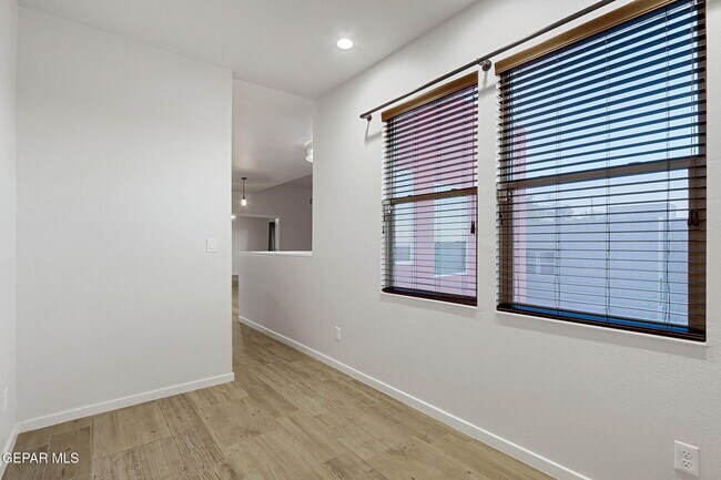 Building Photo - 4016 Camelot Heights Dr