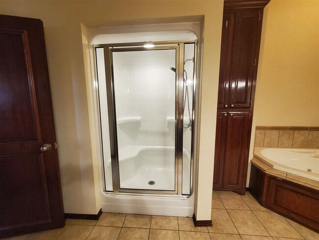Building Photo - 2802 NE Scottsdale Cir