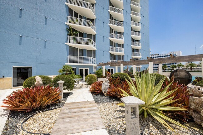 Building Photo - 1551 N Flagler Dr
