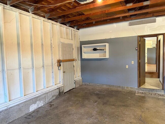 Building Photo - 1422 Lawnridge Ave