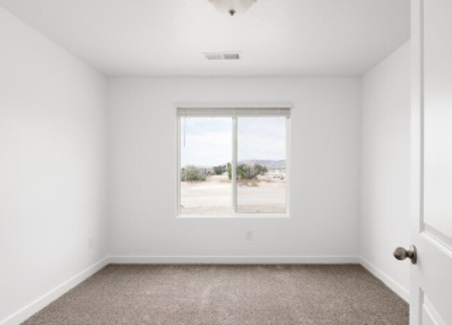 Building Photo - Like New 3 Bd 2.5 Bath Townhome