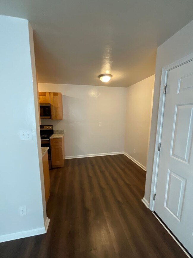 Building Photo - Two Bedroom Apartment off Rodman