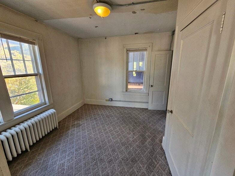 Building Photo - 132 Simpson St