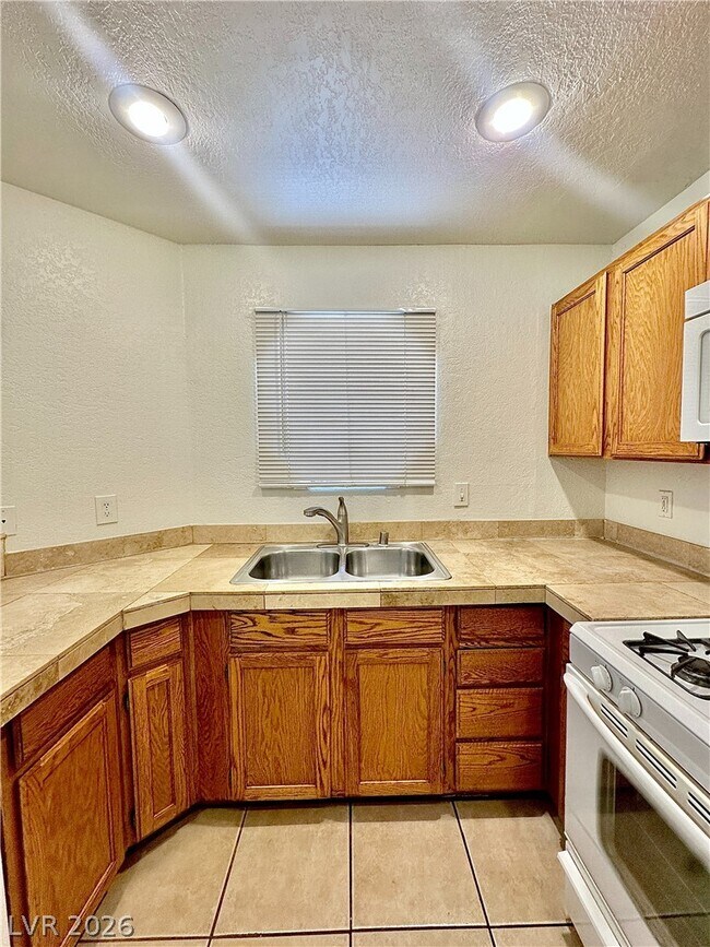 Building Photo - 5042 S Rainbow Blvd