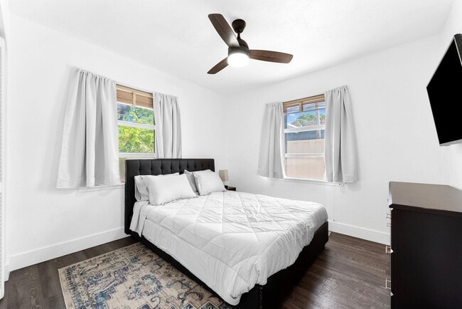 Building Photo - 1140 SW 9th Ave