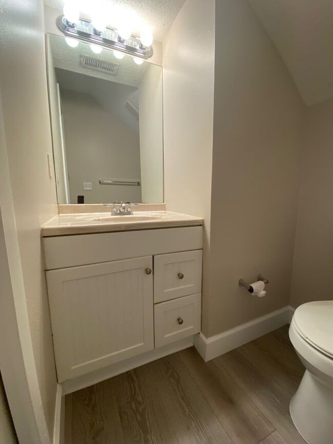 Building Photo - MOVE-IN SPECIAL-WONDERFUL 3/2.5 Home with 1 car garage-UCF Area